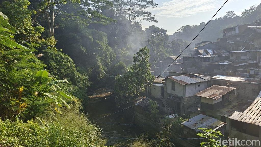 Ruas jalan ini banyak dikunjungi wisatawan karena suasananya yang asri dan cuacanya yang sejuk.